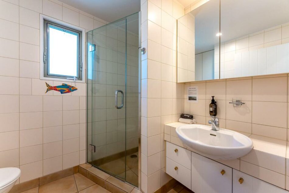 1 Bedroom Apartments – Bathroom